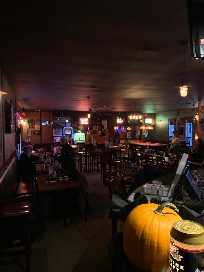 Jolly Giant Pub & Motel Willow Bunch Buitenkant foto