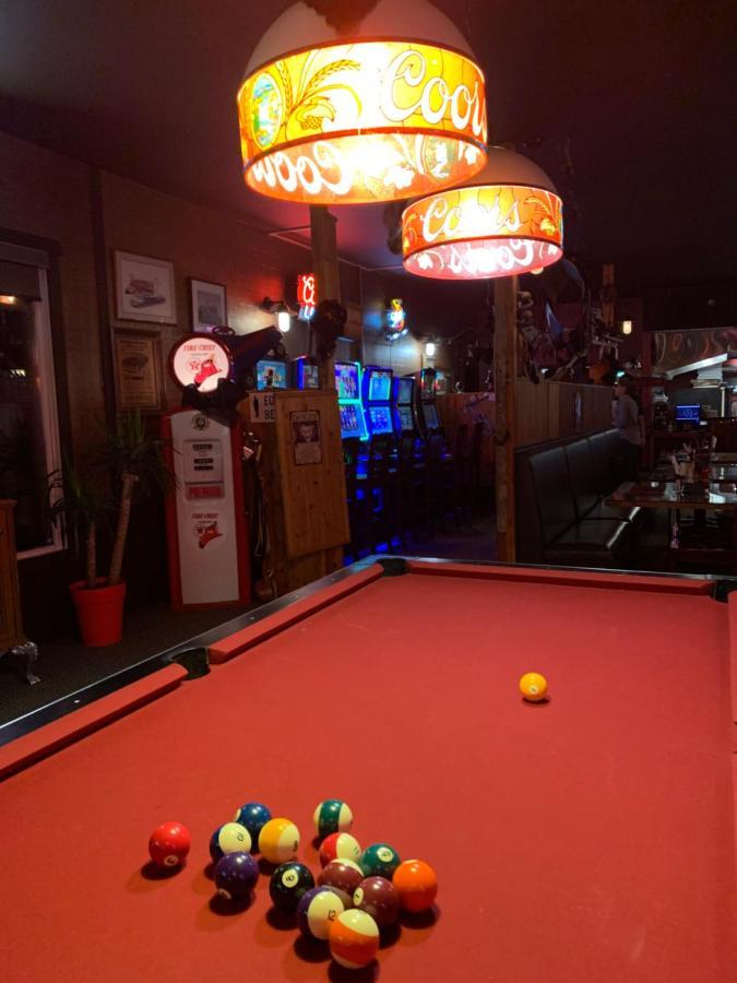 Jolly Giant Pub & Motel Willow Bunch Buitenkant foto