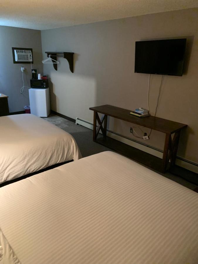 Jolly Giant Pub & Motel Willow Bunch Buitenkant foto