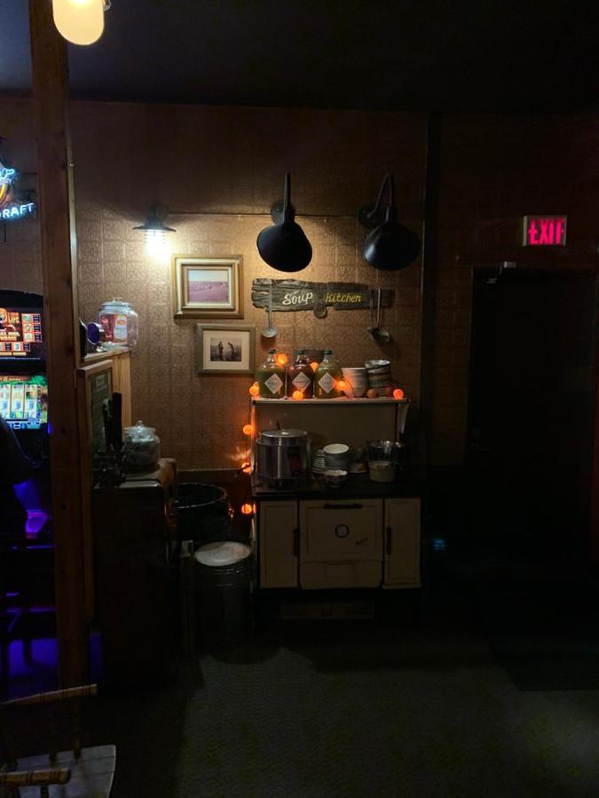 Jolly Giant Pub & Motel Willow Bunch Buitenkant foto