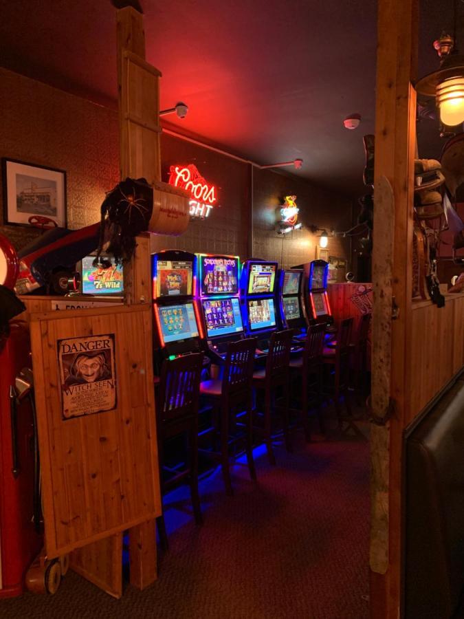 Jolly Giant Pub & Motel Willow Bunch Buitenkant foto