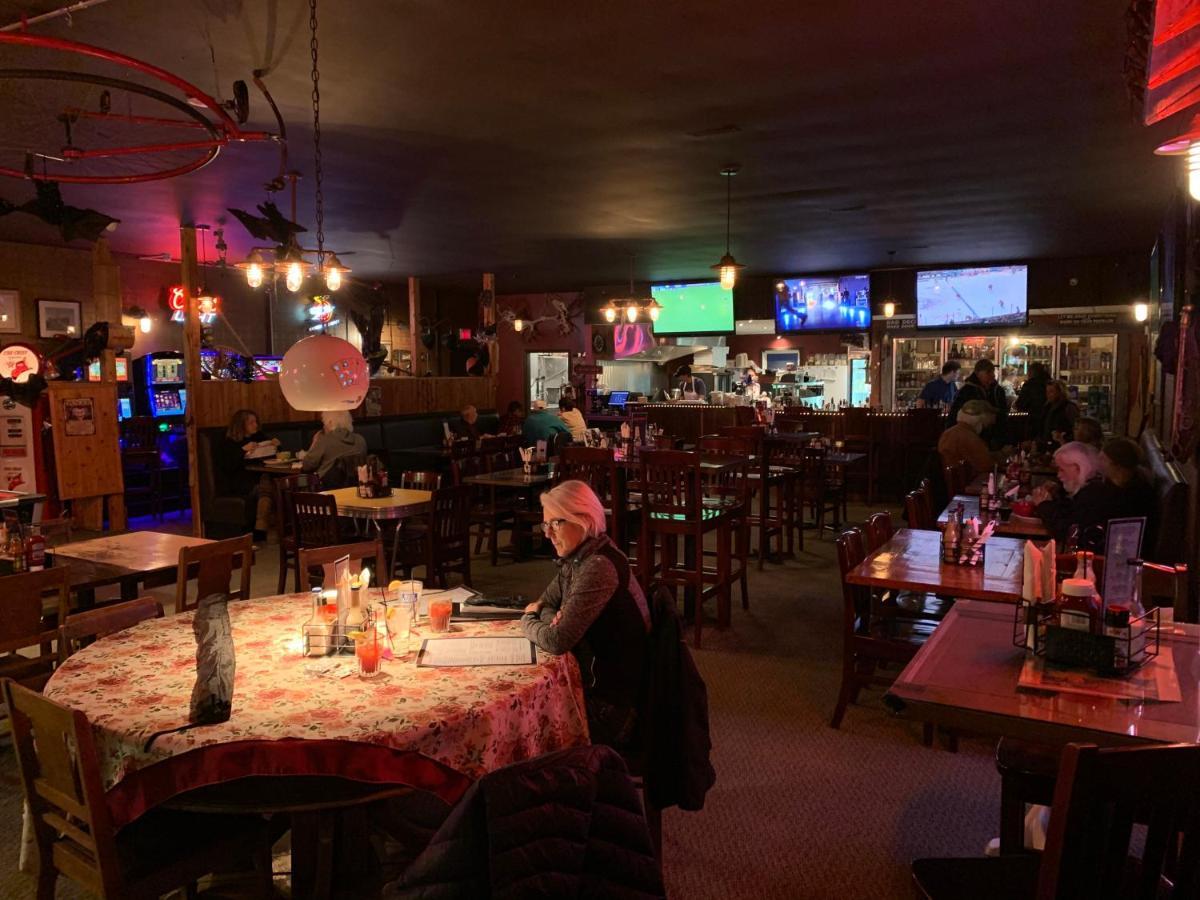 Jolly Giant Pub & Motel Willow Bunch Buitenkant foto