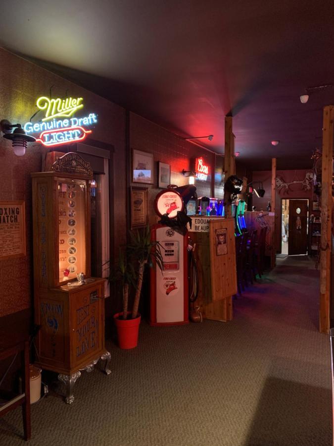 Jolly Giant Pub & Motel Willow Bunch Buitenkant foto